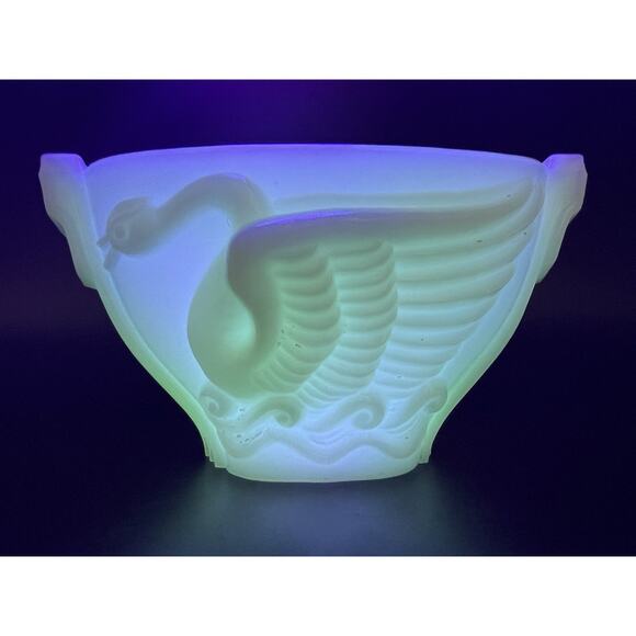 Vintage MacBeth-Evans Monax Uranium Milk Glass Swan Bowl Planter Art Deco USA - Picture 1 of 11